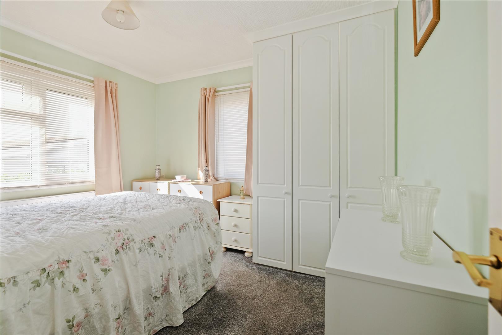 2 Bed, 1 Bath Property For Sale in Applegarth Park Seasalter Lane